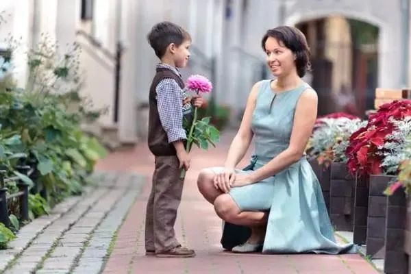 妈妈拍下儿子的上学搭子在楼下等他妈妈记录下儿子的上学启程，一份珍贵的等待与启程的搭子故事