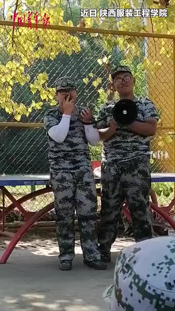 18岁双胞胎兄弟军训即兴喷火表演军训中的独特风采，18岁双胞胎兄弟的即兴喷火表演