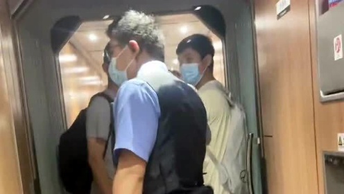男子高铁车厢内抽烟被民警带走男子高铁车厢内抽烟被民警带走，事件背后的法律与道德思考