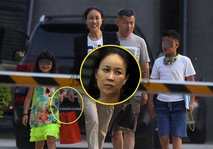 那英老公否认带美女回家关于那英老公否认带美女回家的传闻，涉及到个人隐私和媒体报道的真实性，我无法直接确认其准确性。