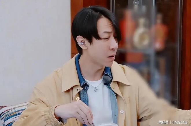 张维伊多少岁自媒体文章标题，揭秘张维伊的真实年龄